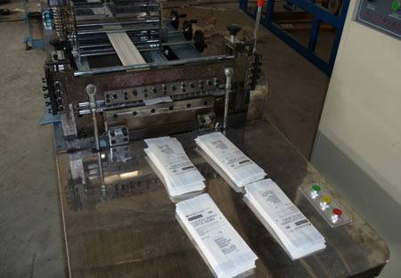 環(huán)保型紙張中封制袋機(jī)