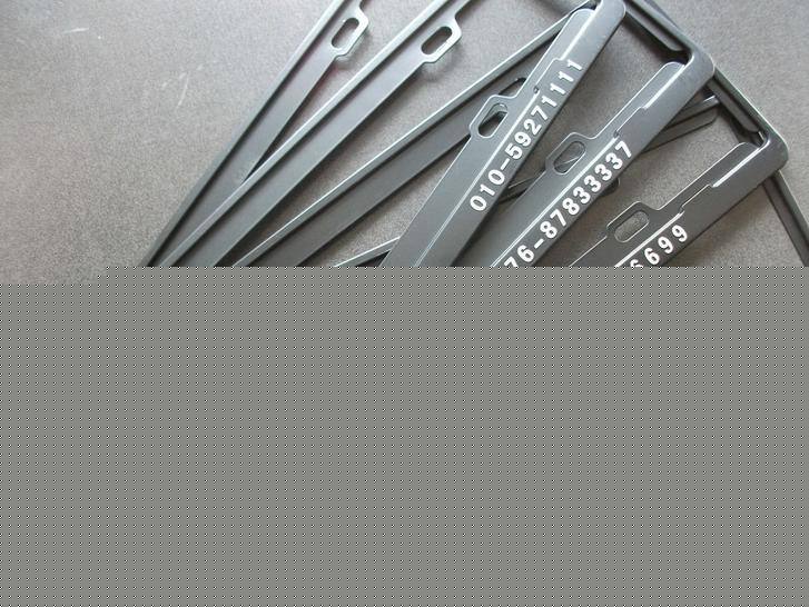 廠家供應(yīng)4S店訂做鋁合金拉絲磨光亮光廣告車牌架