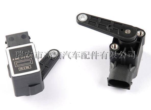 汽車高度傳感器 奔馳 大燈水平高度傳感器0105427617