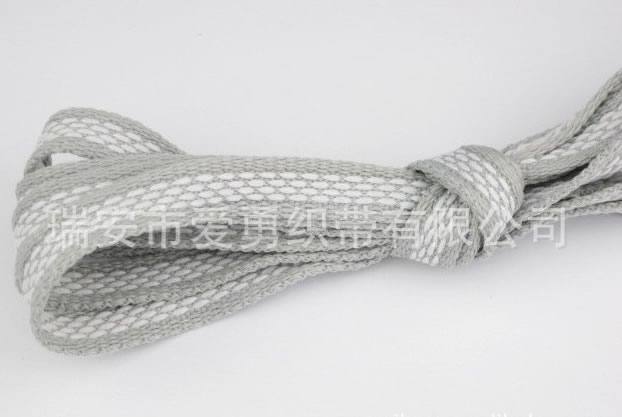 淺灰插白色寬扁形鞋帶