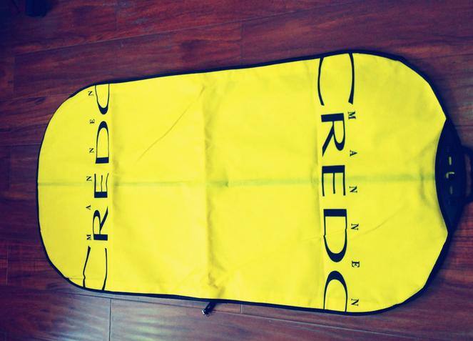 廠家供應(yīng)彩色無紡布西服套，防塵大衣罩