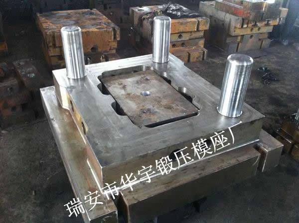 通用型三柱下模架