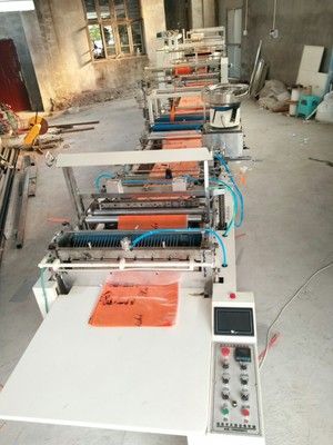 無紡布拉鏈袋制袋機(jī) 自動上拉頭 可折底 拼接無紡布制袋